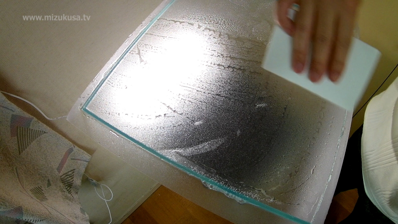 へらで気泡を取り除く　STEP2.バックスクリーンの貼り方